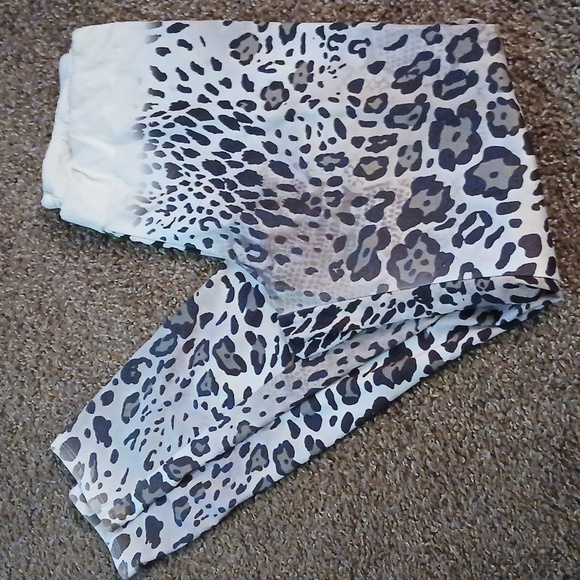 Vocal Pants - Vocal white snow leopard leggings size large